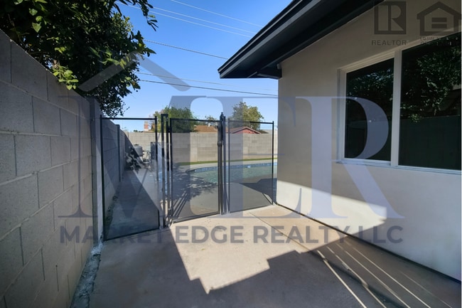 Building Photo - 4Bed/2Bath House at University/Dobson--Complete Remodel w/Pool!