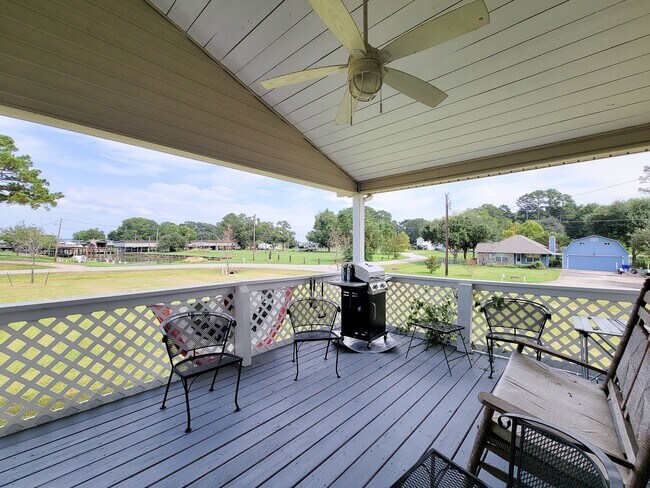 Building Photo - Extremely well maintained home. The second...
