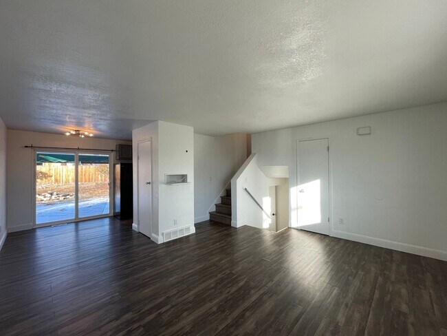 Building Photo - Cozy Tri-Level Home in Thornton! AVAILABLE June 2nd!