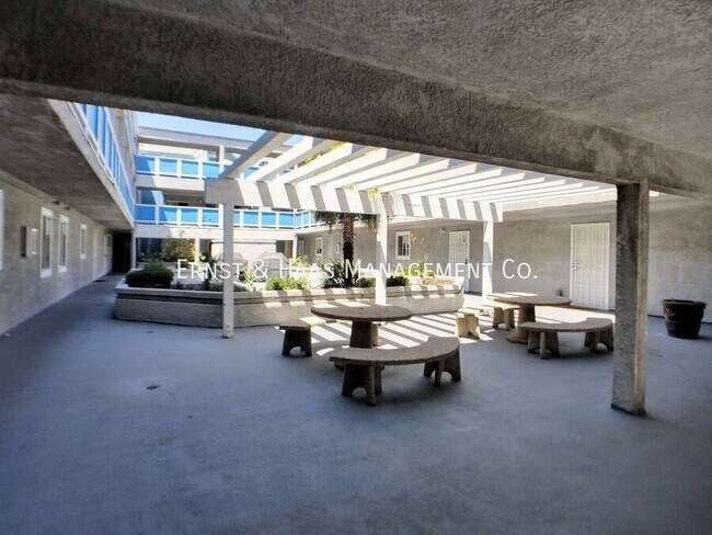 Building Photo - 1200 Gaviota Ave