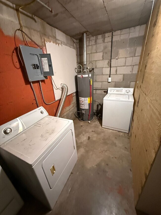 Building Photo - 1 bedroom efficiency available 2/1!!