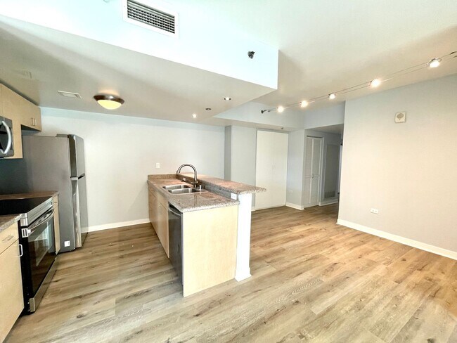Building Photo - Renovated 2 Bedroom 2 Bathroom Condo in Li...