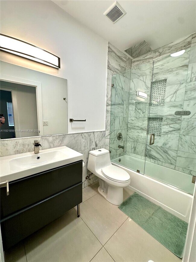 Building Photo - 14890 NE 10th Ave