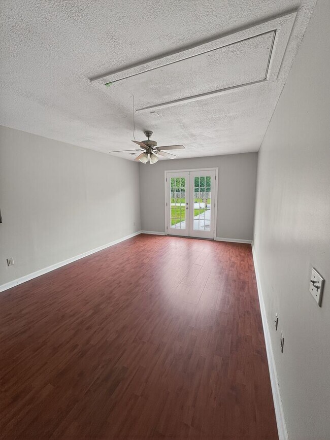 Building Photo - RATE DROP ALERT (was $2100/month) and MOVE-IN SPECIAL: $500 OFF 1ST MONTH'S RENT!**