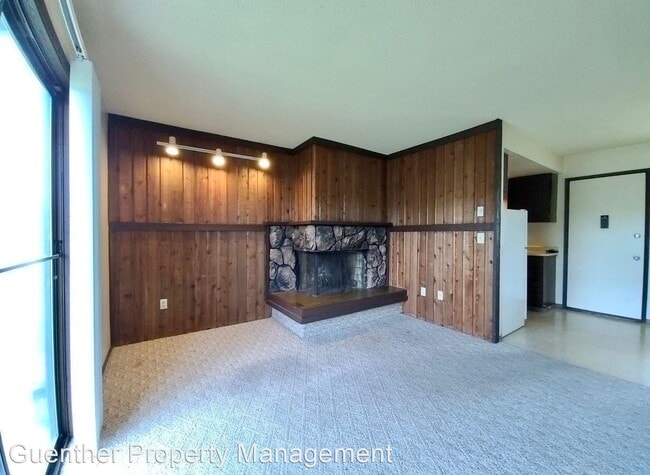 Building Photo - 2918 E South Riverton Ave