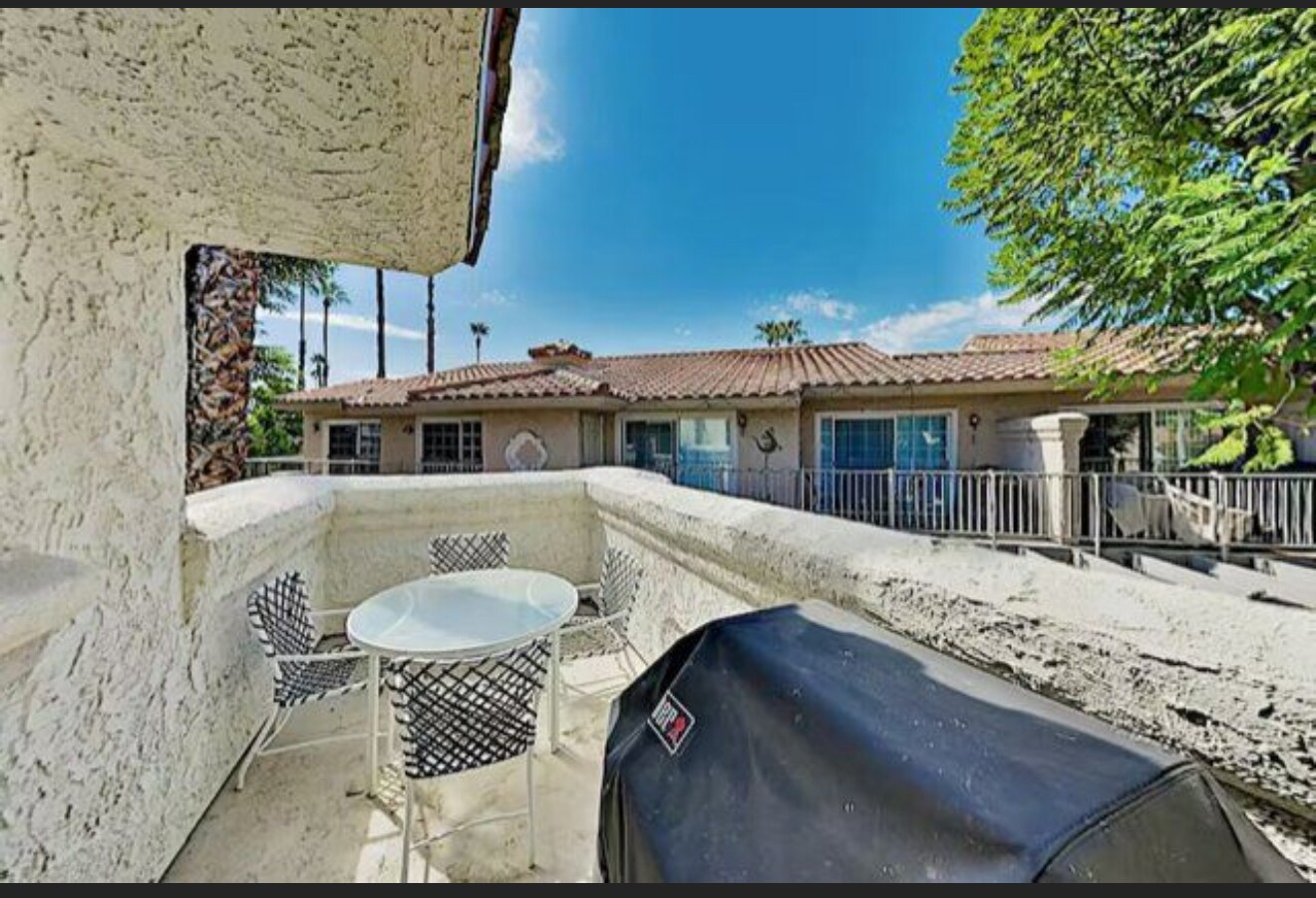 Balcony With BBQ - 505 S Farrell Dr