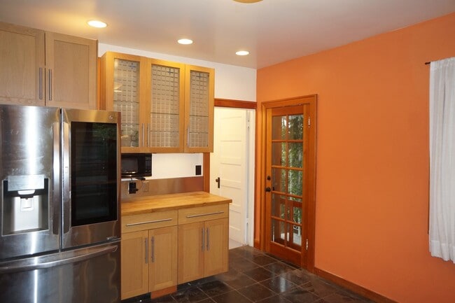 Building Photo - Amazing two bedroom sellwood beauty!