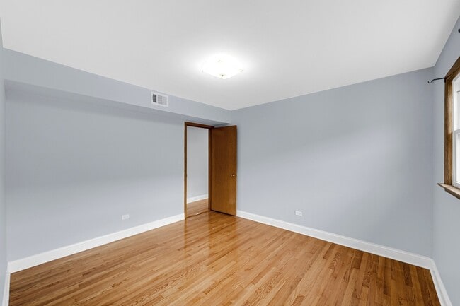 Building Photo - 5740 N Lowell Ave