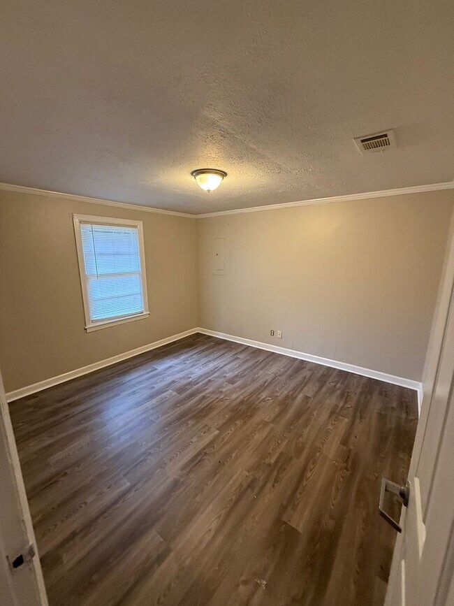 Building Photo - Spacious 3 Bedroom 1  Bath home with Appliance and Washer/Hookup.