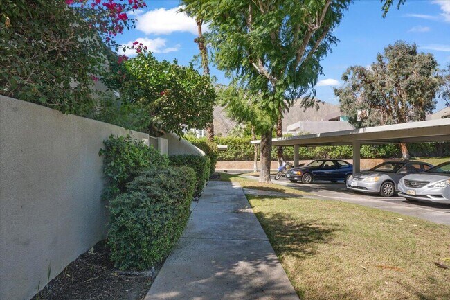 Building Photo - 1150 E Amado Rd