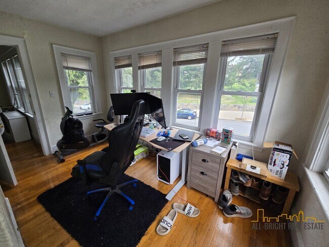 Building Photo - Large Duplex - Off-Street Parking - Centra...