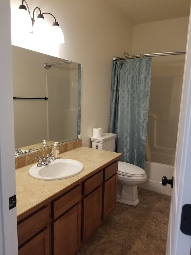 Building Photo - Beautiful well maintained 4 bedroom 3 bath...