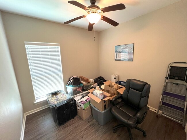 Building Photo - 3 Bedroom 2 Bath home located in Lakeside ...