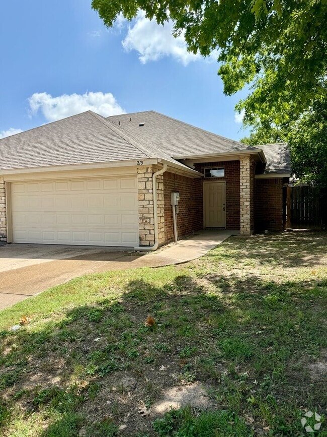 Building Photo - 3/2/2 Duplex with Fenced Back Yard