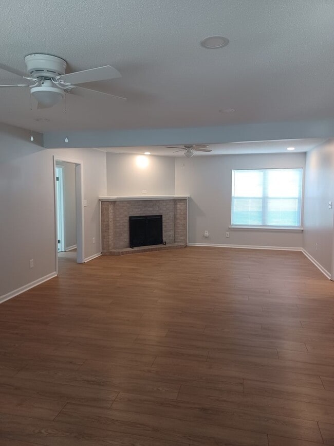 Building Photo - Welcome to this beautiful 4-bedroom, 2-bathroom home located in the desirable Virginia Beach, VA