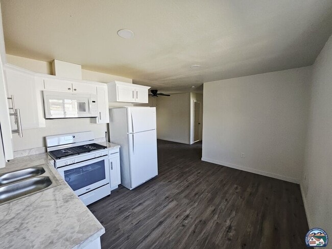 Building Photo - 809 Rose Ave
