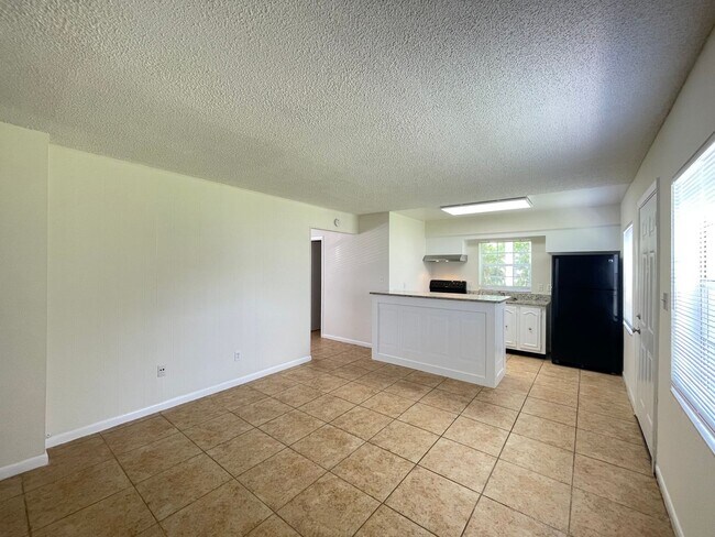 Building Photo - Updated One Bedroom, One Bath Apartment in...