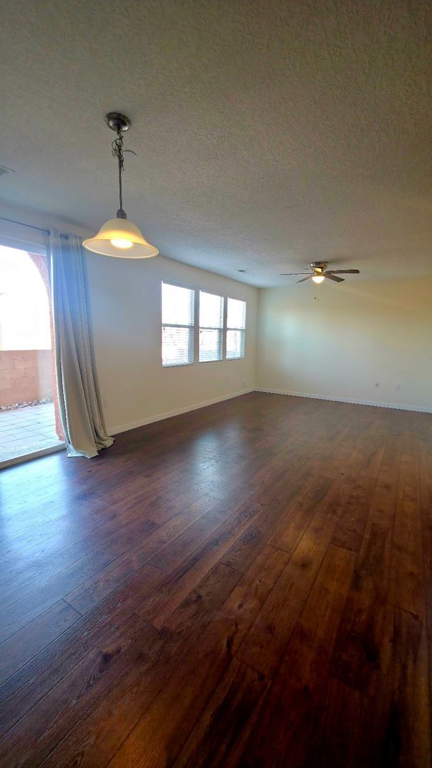 Building Photo - 3 bedroom 2.5 bathroom Townhome