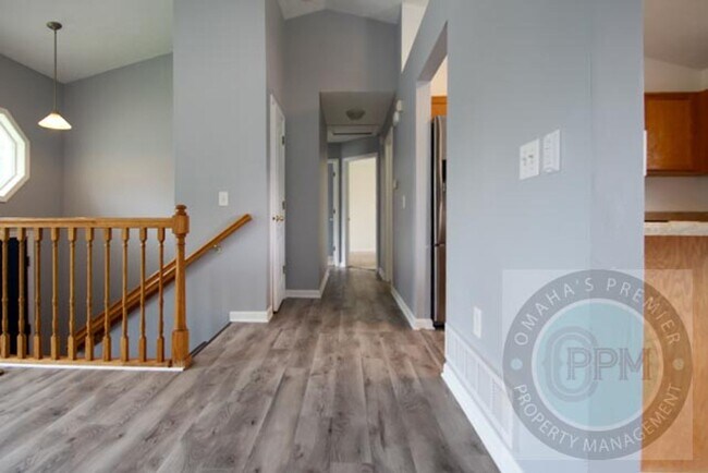 Building Photo - Beautiful 3Bd/2Ba Split entry in Omaha!