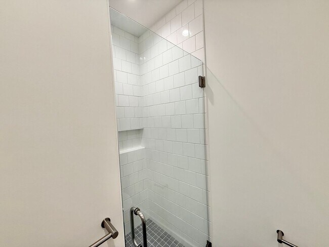 Building Photo - **OFFERING REFUNDABLE APPLICATION FEES & $300 MOVE IN PROMOTION** Beautiful 3BD, 3.5BA Downtown R...