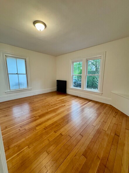 Building Photo - 76 Elm St