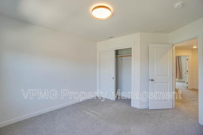 Building Photo - 935 SE 36th St