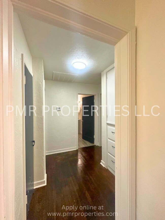 Building Photo - 3 Bedrooms / 1 Bathroom House