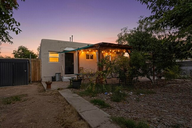 Building Photo - UPTOWN 2/bd 1/ba 1/cg 950/sf