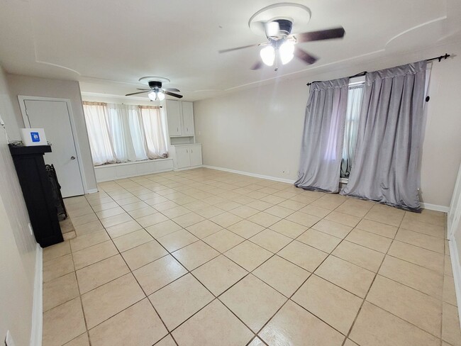 Building Photo - Spacious 3/2/1 with Additional Living Area/Game Room & Yard Service