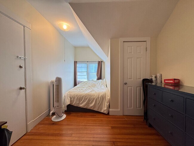 Building Photo - Spacious 2-Bedroom, 2-Bath in East Rock – Newly Renovated!