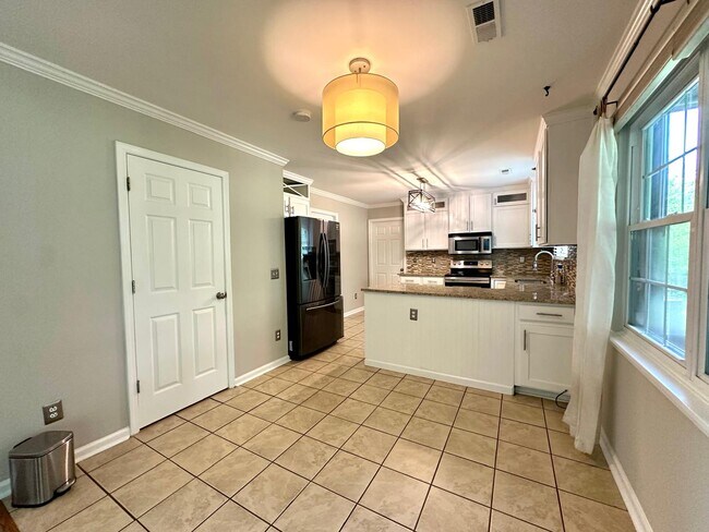 Building Photo - 8425 Hirsch Dr