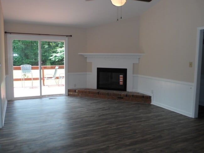 Building Photo - 419 Lakeview Rd