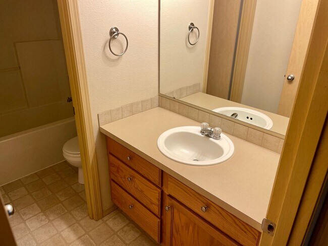 Building Photo - Charming Home in a Gated Tacoma Community – Minutes from JBLM!