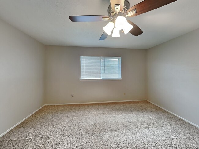 Building Photo - 1122 Oakbluff Dr