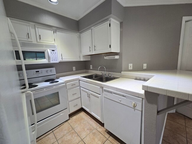 Building Photo - Charming 2-Bedroom Condo in Gated Communit...