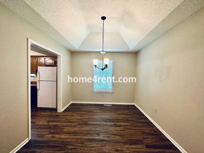 Building Photo - Beautiful Overland Park Home!