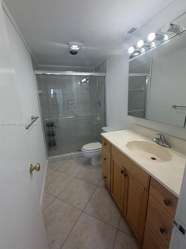 Building Photo - 300 Bayview Dr