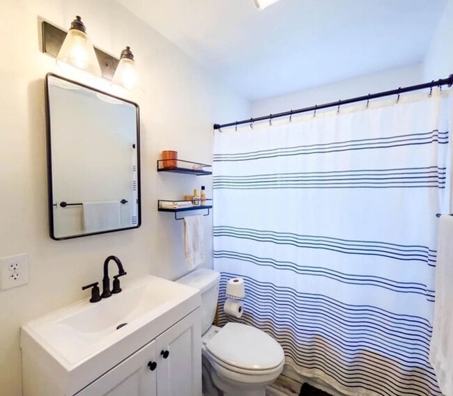 Building Photo - Beautifully remodeled 3-bedroom, 2-bathroo...