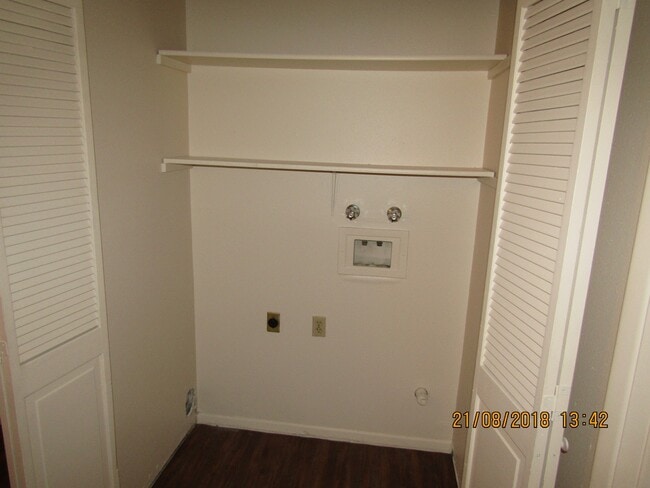 Building Photo - 2 Bedroom 2 Bath Duplex!! Taking Applicati...
