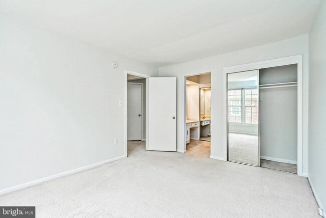 Building Photo - 2406 S Walter Reed Dr