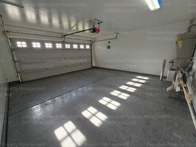 Building Photo - 4 bedroom/ 2 bathroom located in the South...