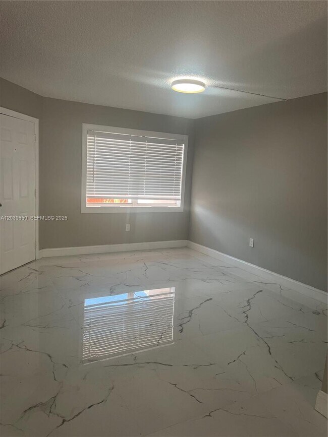 Building Photo - 5909 SW 36th Ct