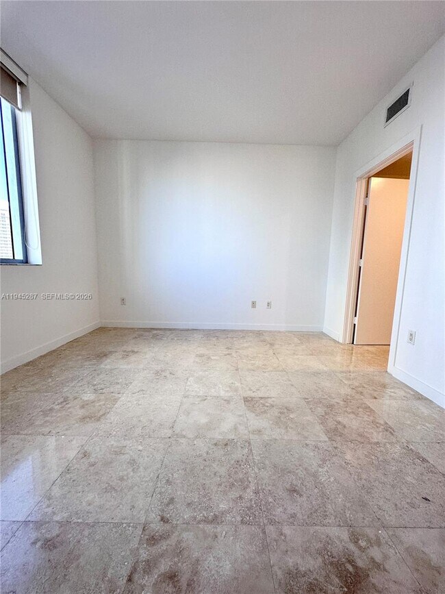 Building Photo - 1060 Brickell Ave