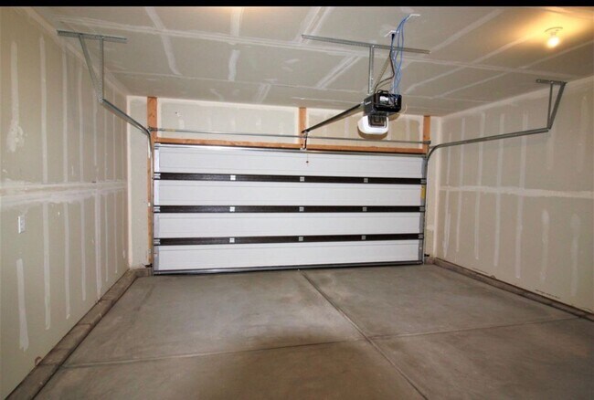 Building Photo - Cedar Bend Townhome,  Pets Okay
