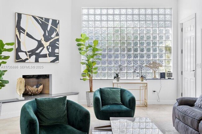 Building Photo - 2541 NE 195th St