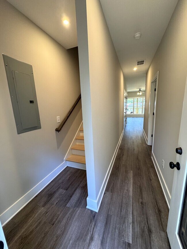 Building Photo - Downtown 4br Home FOR RENT
