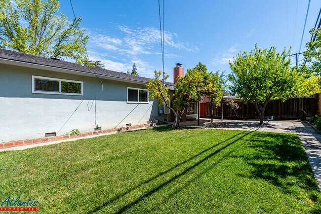 Building Photo - Lovely Home | Nice Backyard | Attached Garage