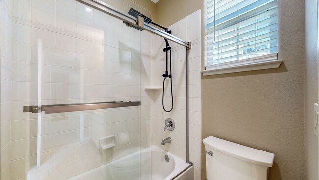 Building Photo - Gorgeous Home with private yards, large de...