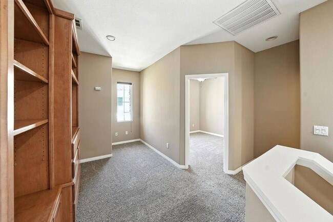 Building Photo - GORGEOUS 4+3 in Copperhill Area