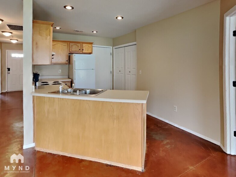 Building Photo - 1112 S Clifton Ave